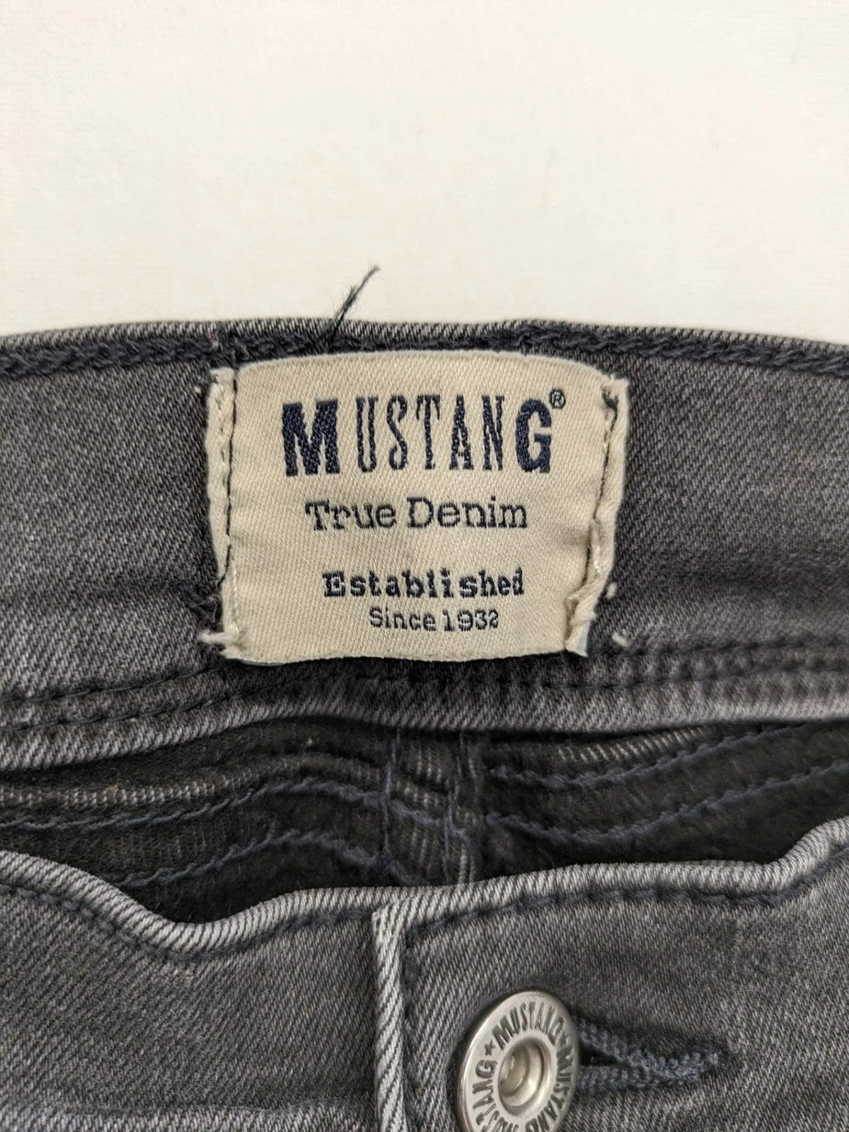 Mustang straight jeans grey washed look with classic 5-pocket design and zipper.