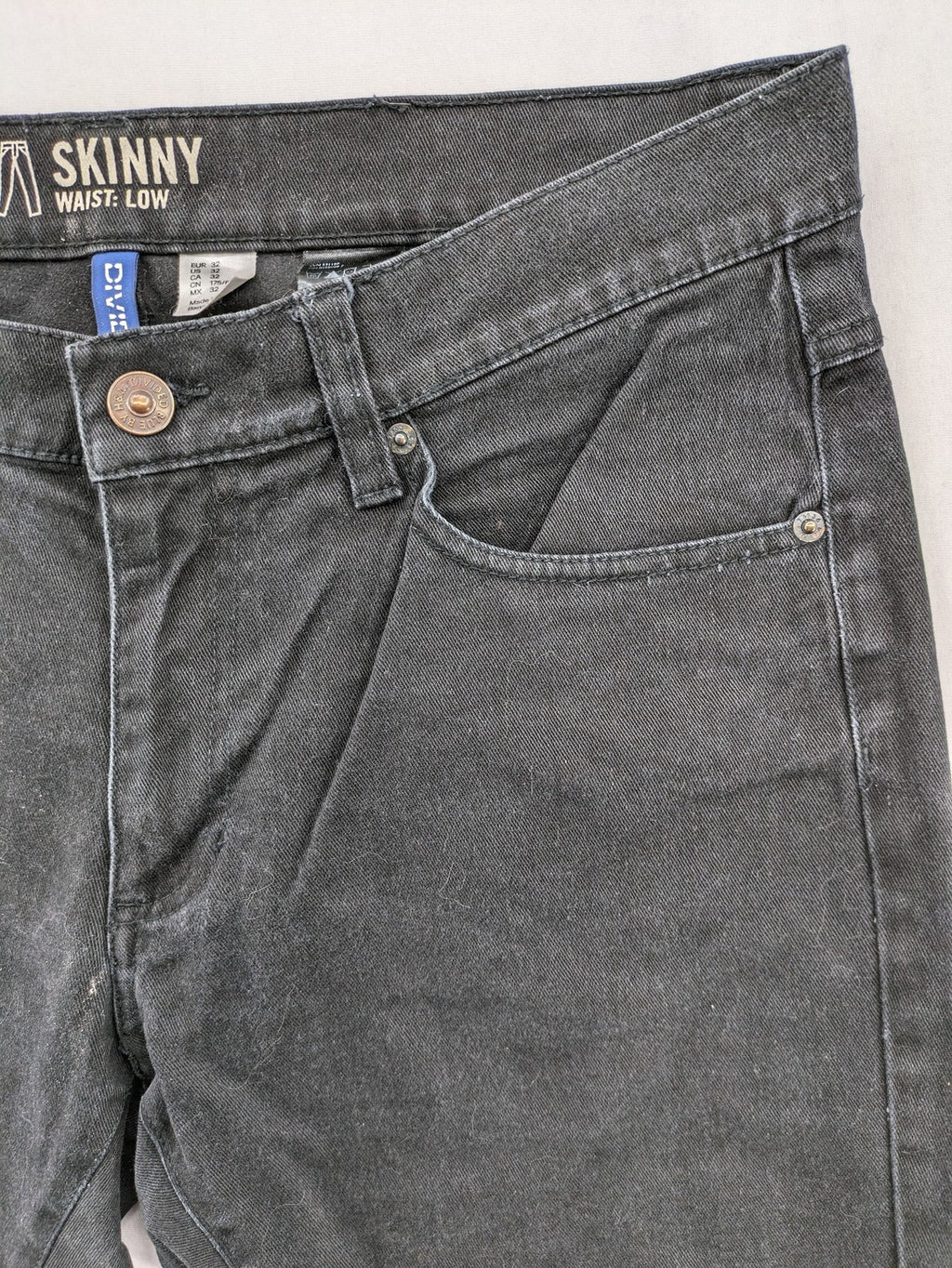 H&M Divided black skinny jeans low waist 5-pocket style with stretch denim material.