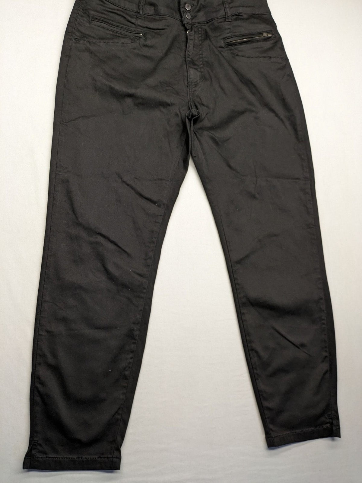 Colac black straight jeans high waist with double button, zipper pockets, and stretch material.