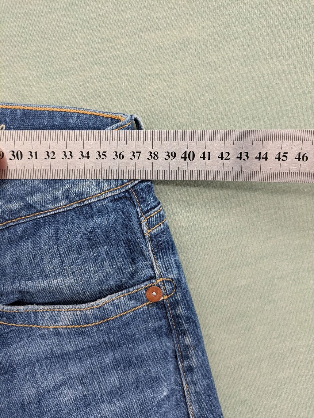Le Temps des Cerises blue straight jeans, medium wash, 5-pocket design, Candiani denim.