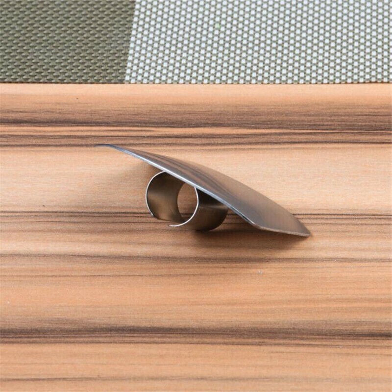 Edelstahl cutting aid silver with open ring design for finger protection while slicing.