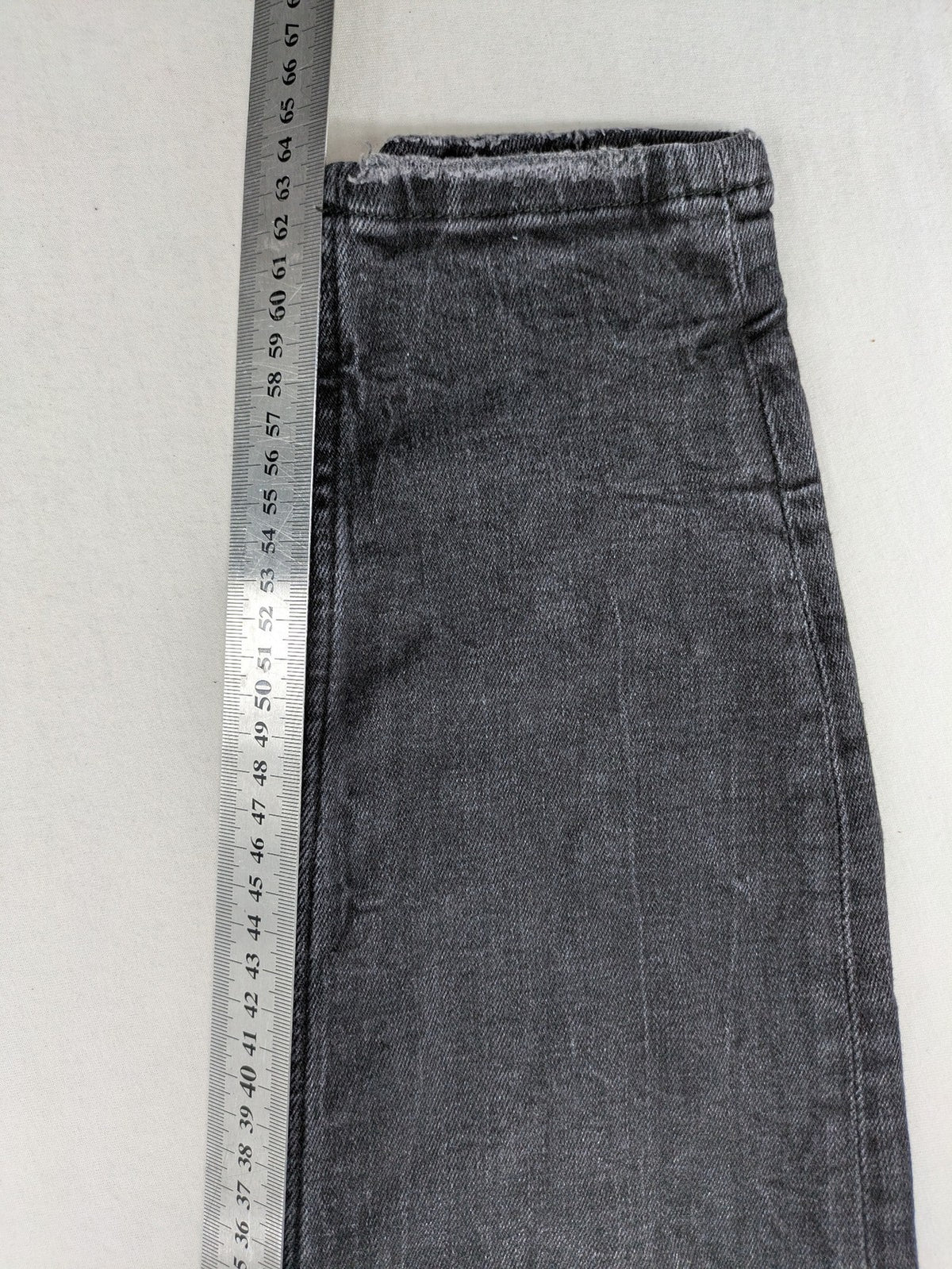 Zara slim fit jeans grey washed with distressed details and frayed hem.