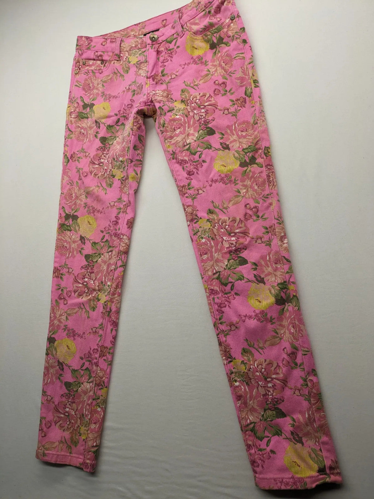 Crazy World floral straight jeans pink with 5-pocket design and slim fit.