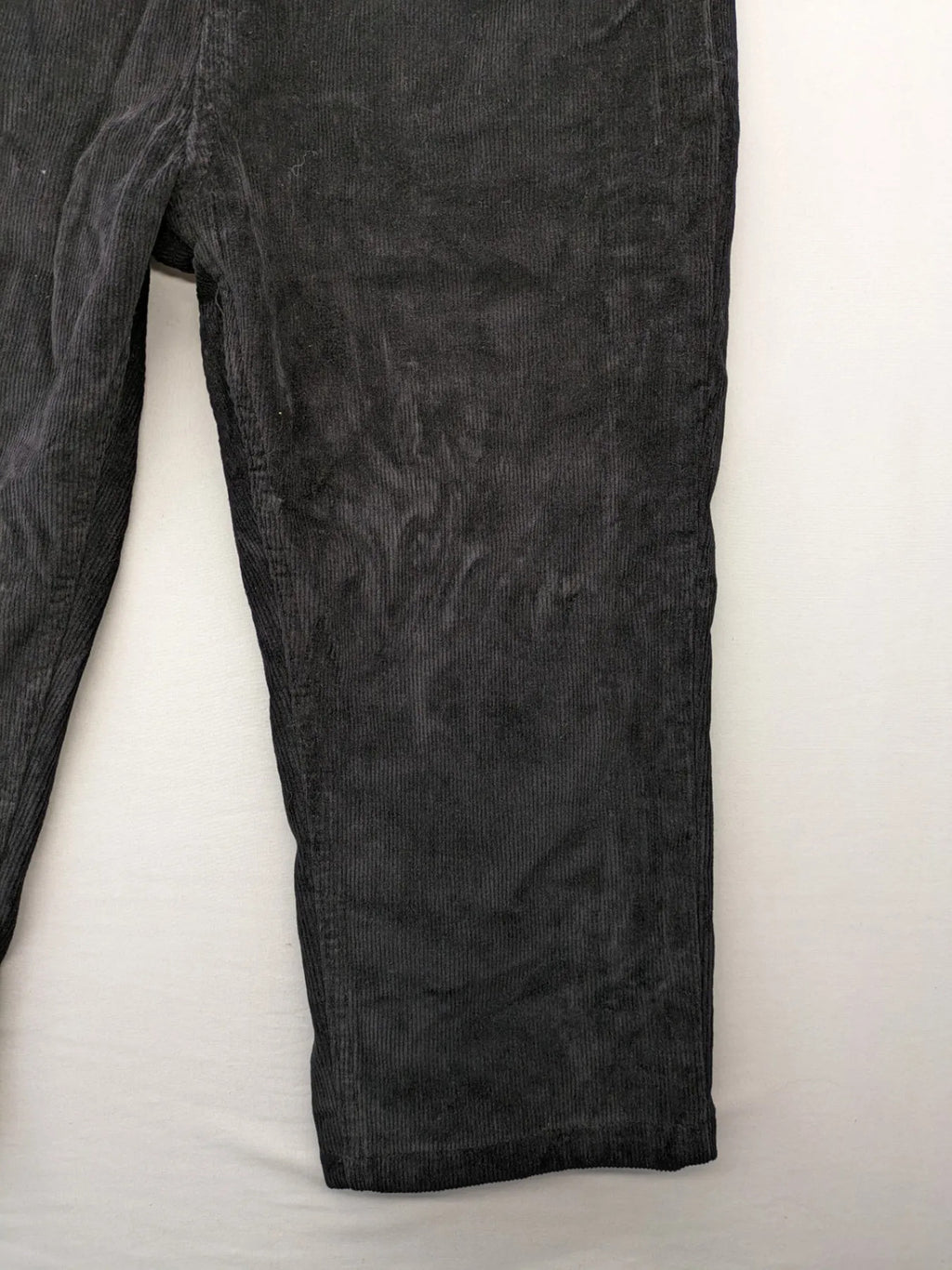 Tomfear black straight fit cord jeans, classic five-pocket design, soft corduroy material.
