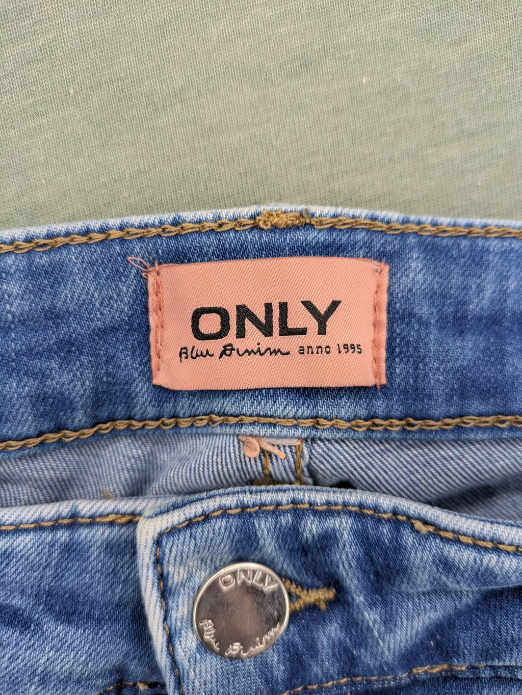 ONLY blue skinny jeans with frayed raw hem and classic 5-pocket design.