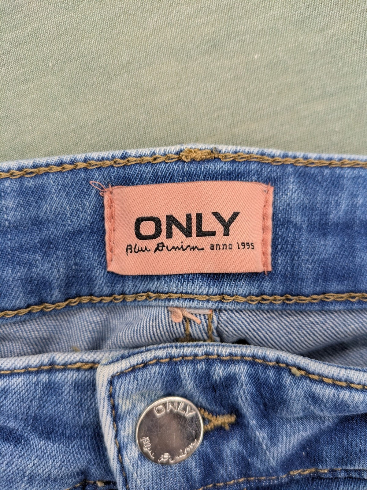 ONLY blue skinny jeans with frayed raw hem and classic 5-pocket design.