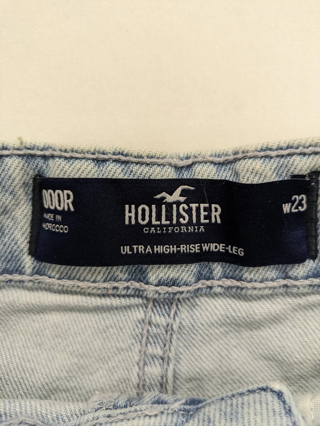 Hollister blue straight jeans ultra high-rise wide leg with frayed hem and classic five-pocket design.