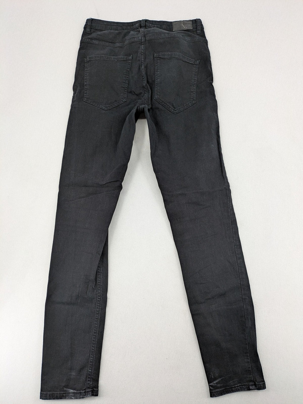 Ginatricot black skinny fit jeans with classic 5-pocket design and button closure.