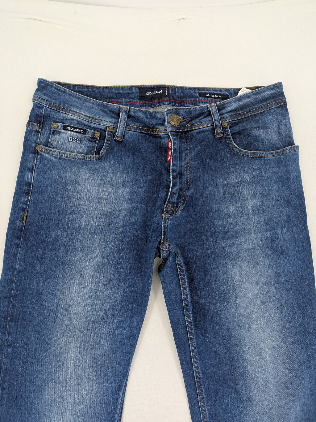 Dsquared2 blue straight jeans with five-pocket design and button fly, made in Italy.