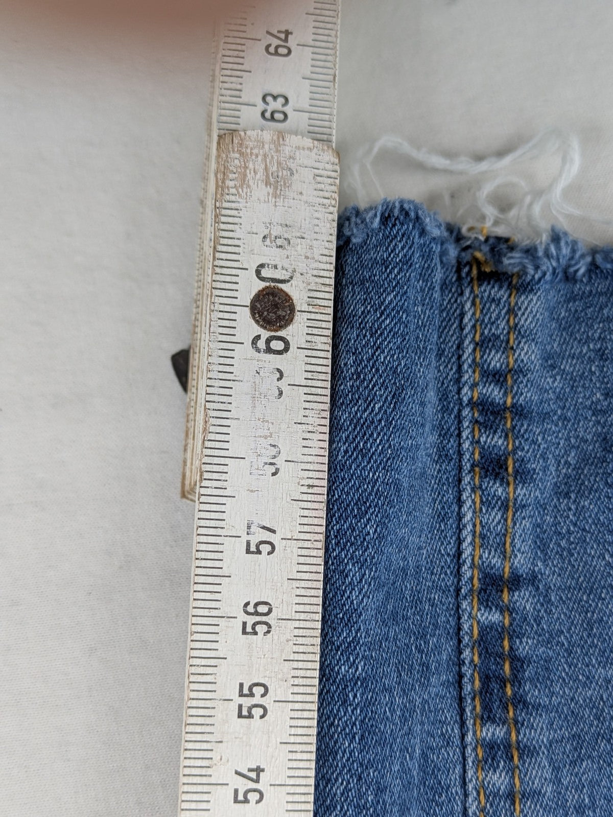 MNG blue straight jeans with kick-flare leg and raw hem, made of cotton blend.