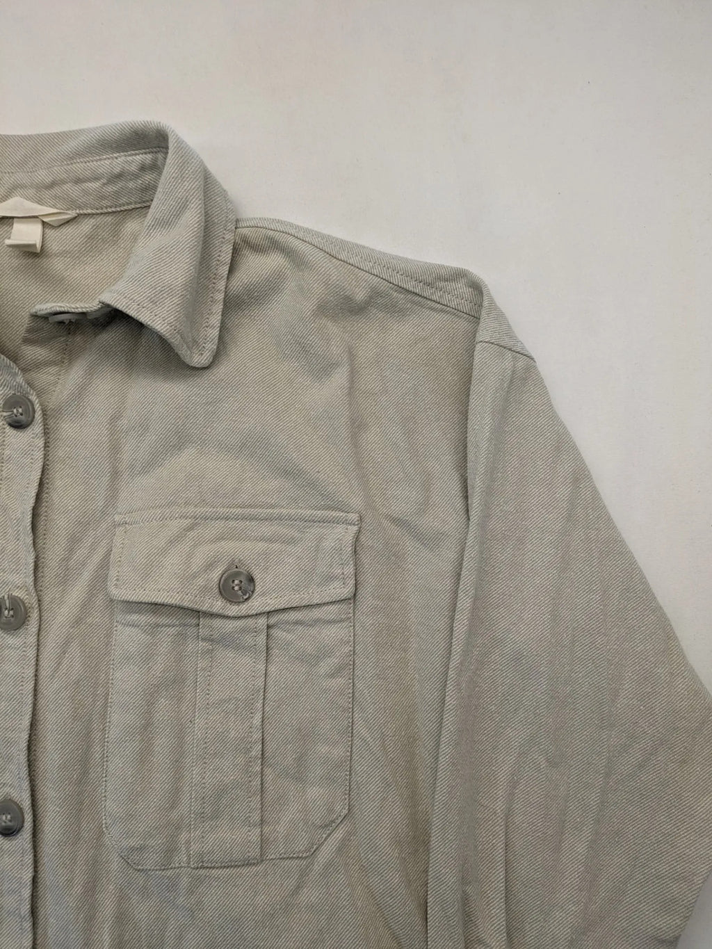 H&M beige overshirt jacket, classic collar, button-down front, two chest pockets, cotton material.
