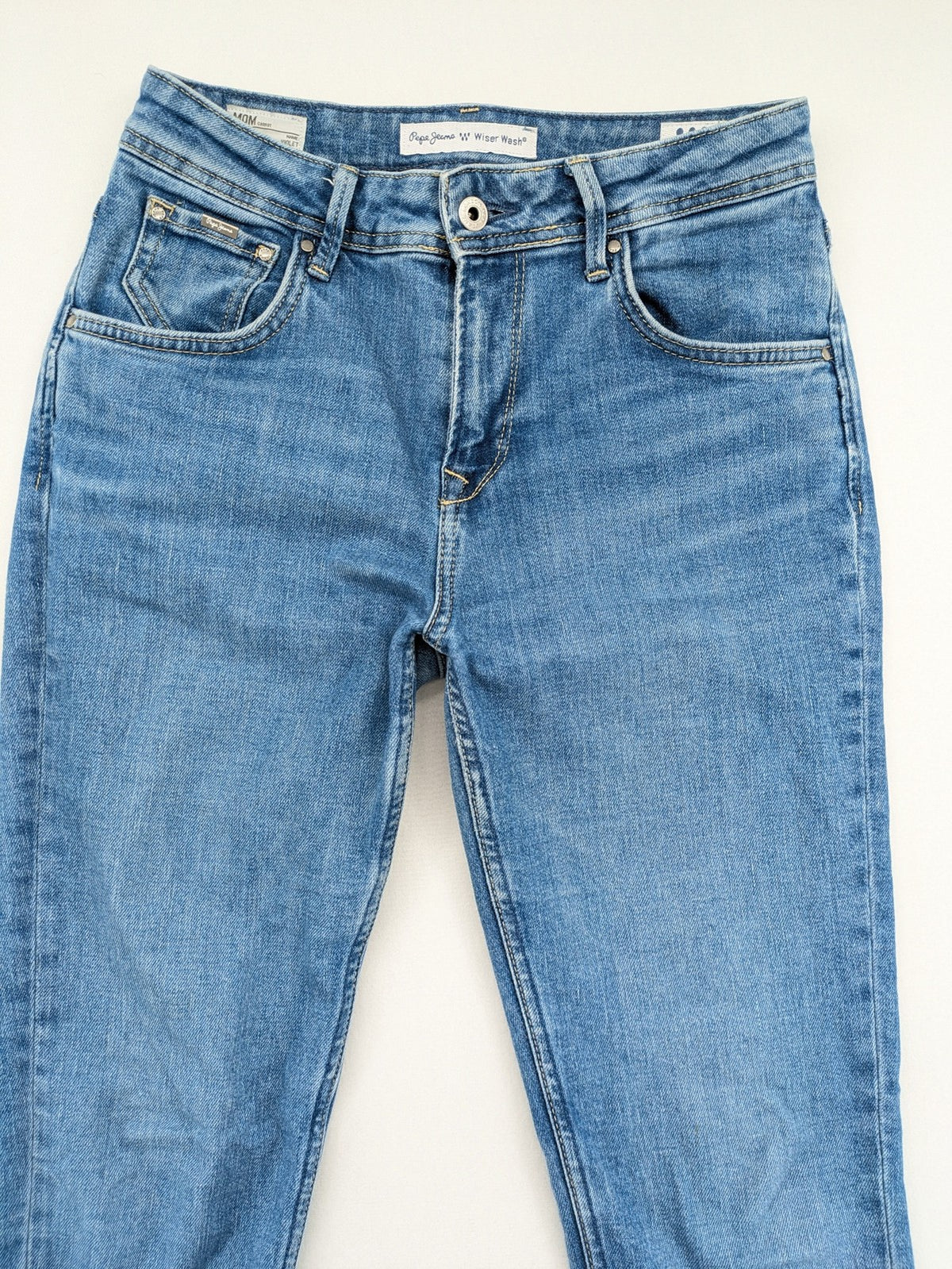Pepe Jeans blue mom fit jeans high waist with Wiser Wash technology and carrot cut.