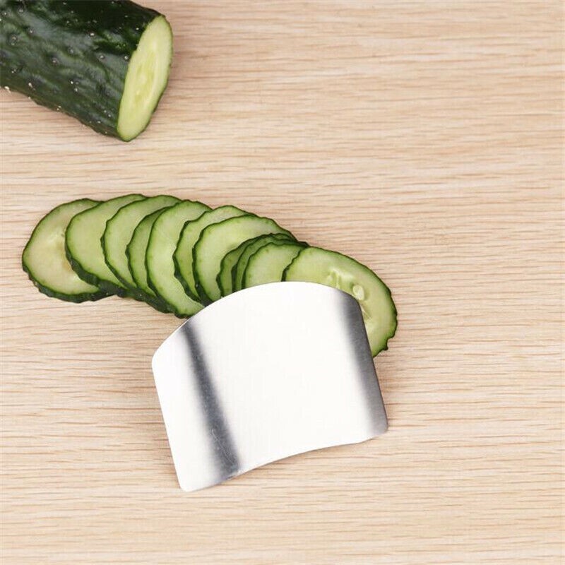 Edelstahl cutting aid silver with open ring design for finger protection while slicing.