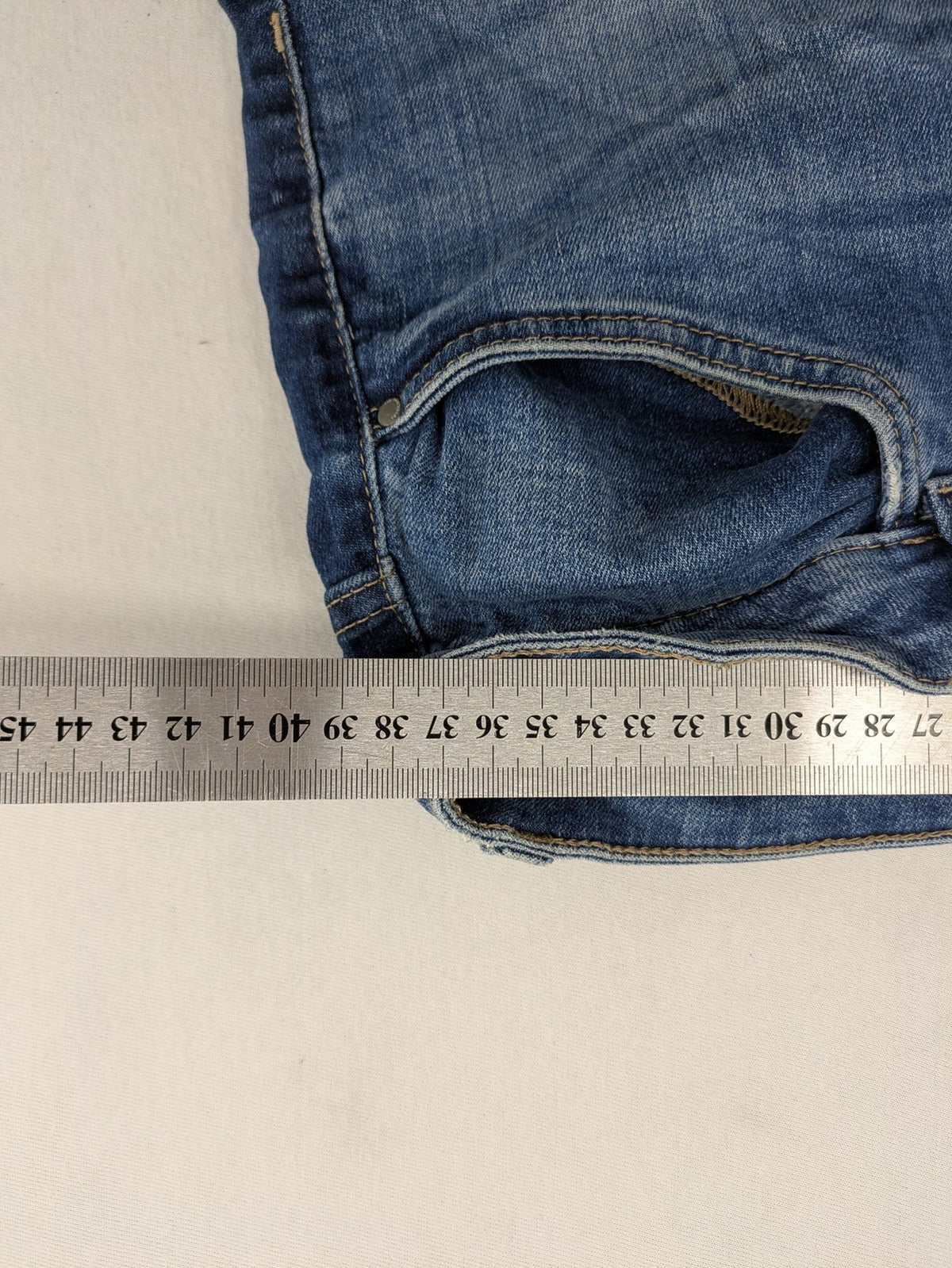 Yessica blue skinny jeans with two-tone side stripe and classic five-pocket design.