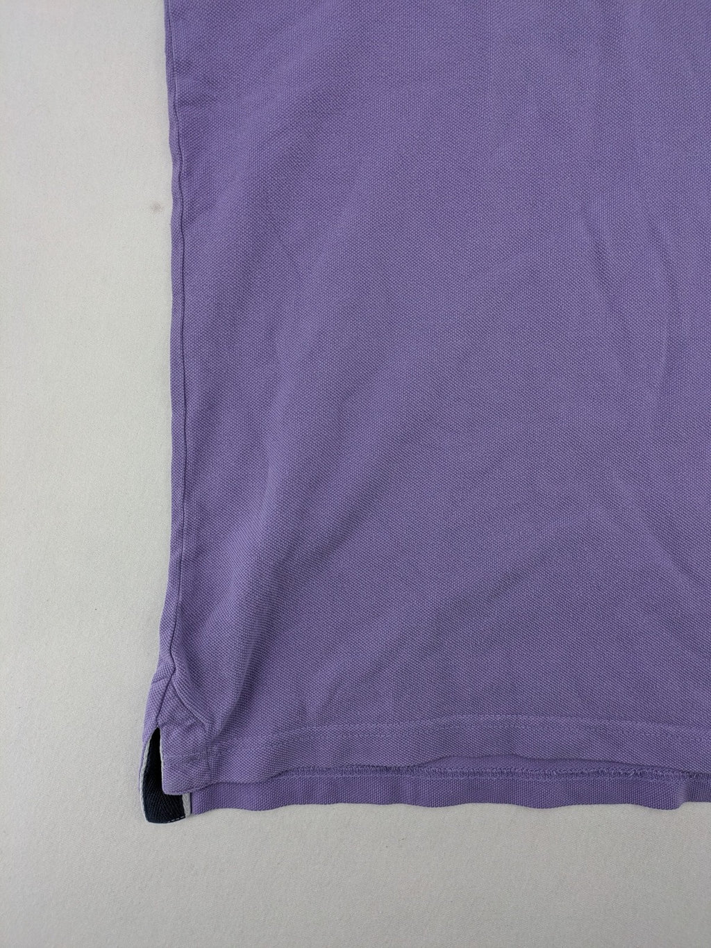 Arqueonautas purple polo shirt, short sleeves, embroidered logo, 100% cotton.