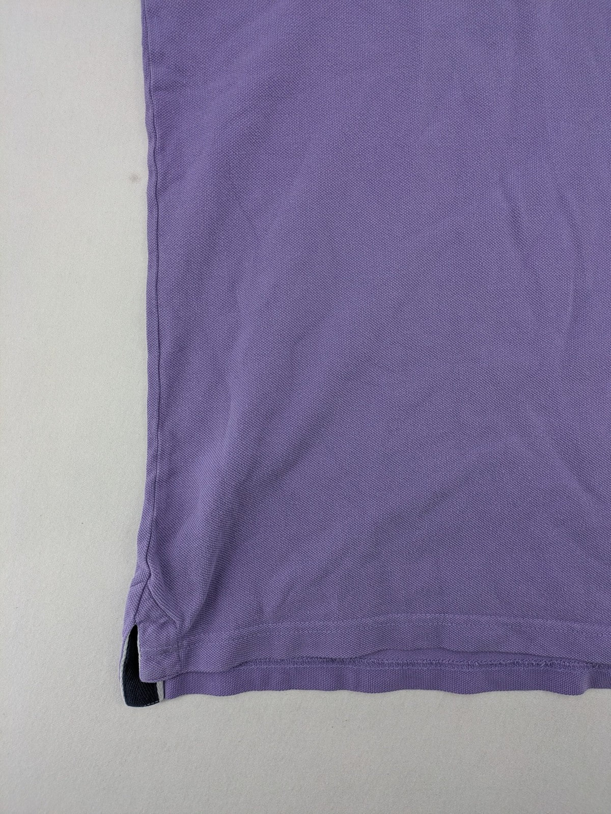 Arqueonautas purple polo shirt, short sleeves, embroidered logo, 100% cotton.