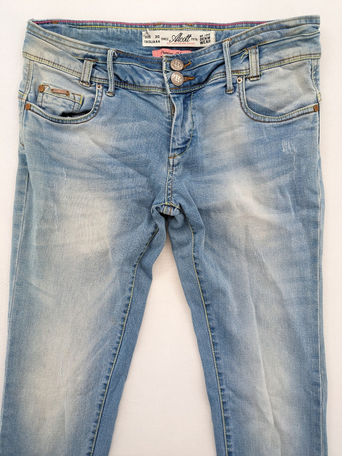 alcott blue skinny fit jeans with faded wash and classic five-pocket style