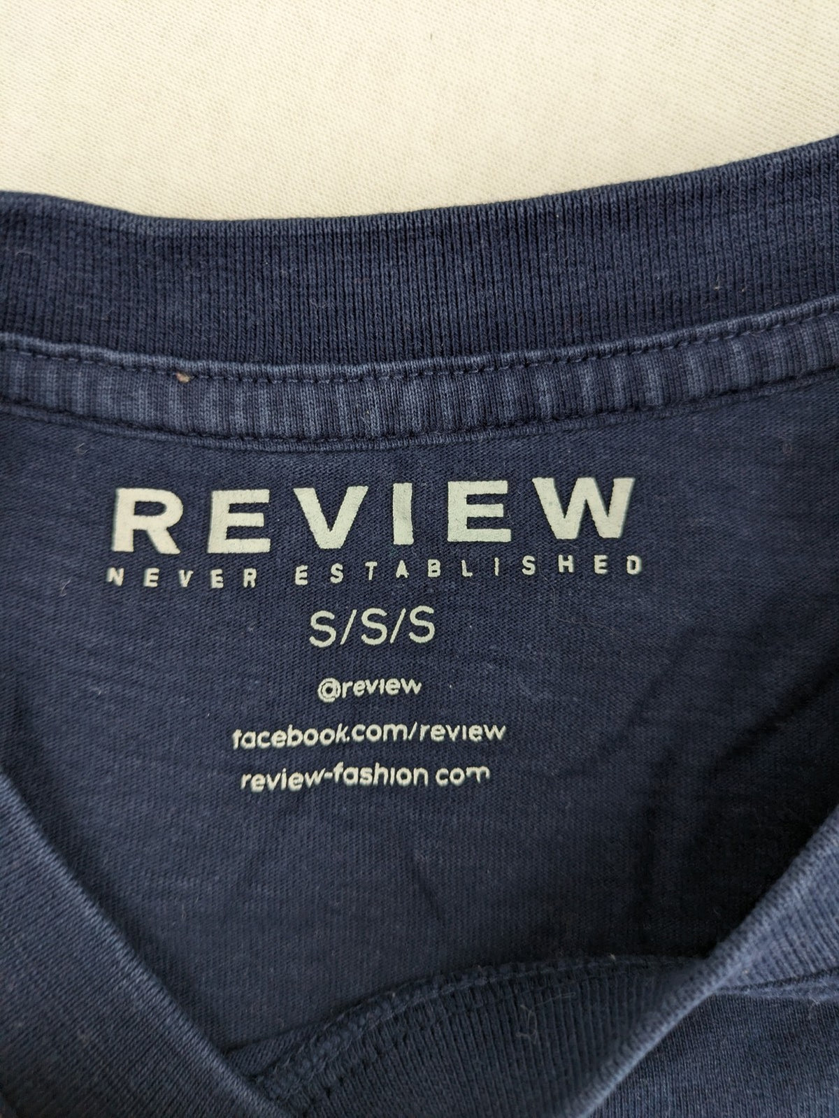 Review navy band t-shirt with "Never Established" logo print, 100% cotton.