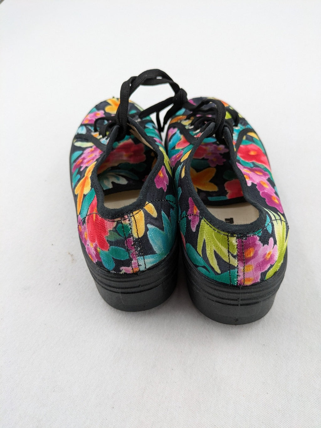 é-you multi floral pattern sneakers on black fabric with comfortable plateau sole and laces