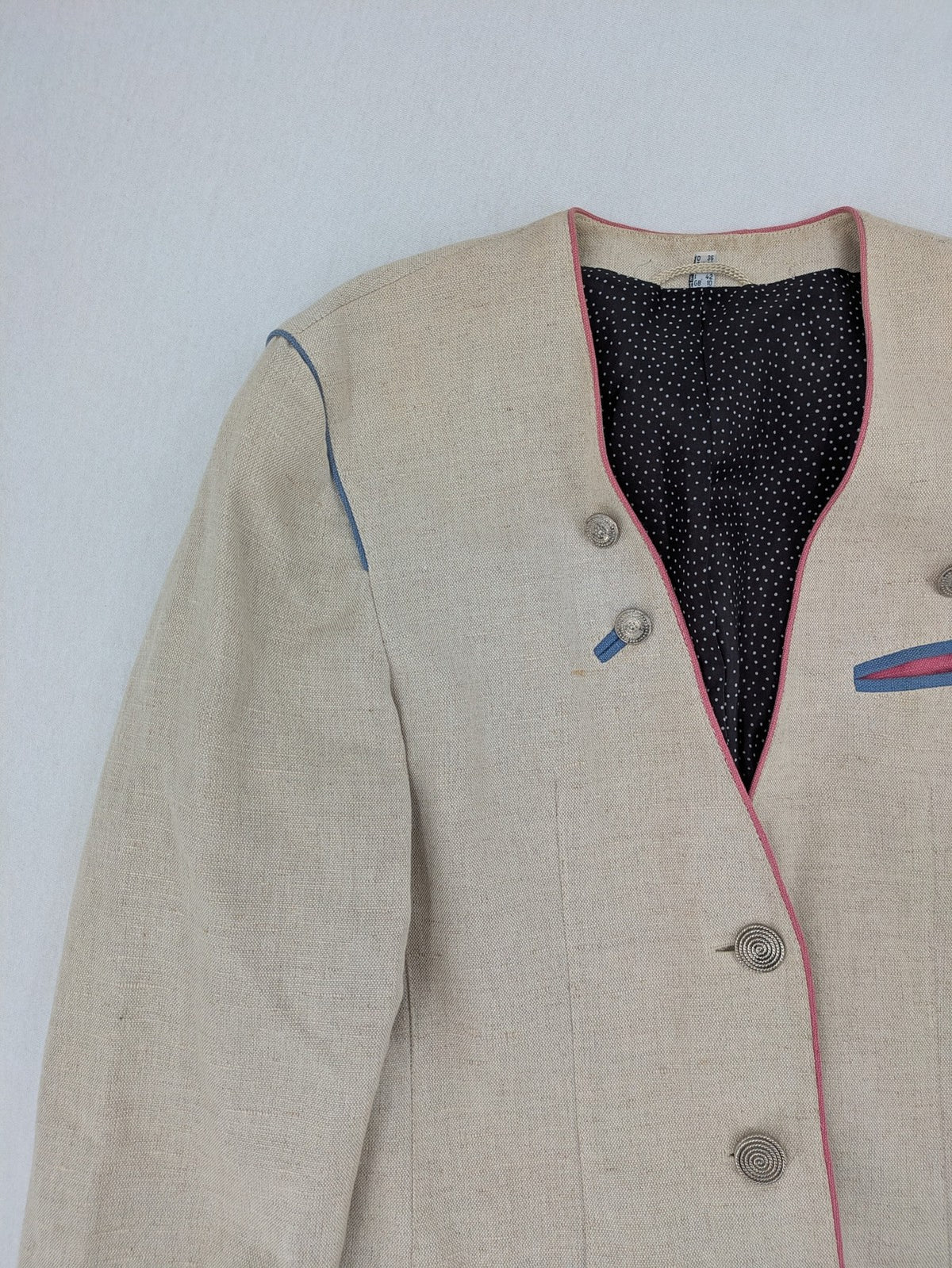 Damen Trachtenjacke beige linen look with pink and blue piping, decorative metal buttons, polka dot lining.