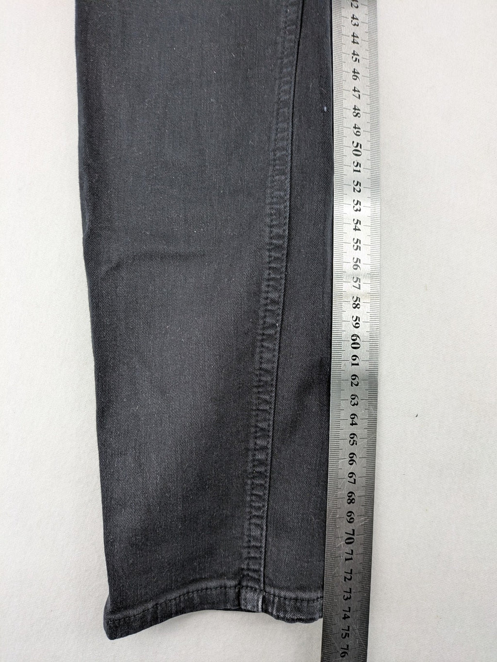 Ginatricot black skinny fit jeans with classic 5-pocket design and button closure.