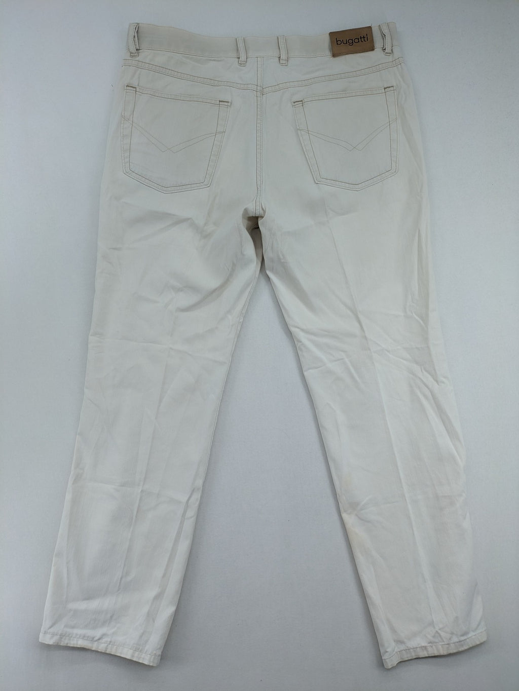 Bugatti beige straight jeans Texas model with classic 5-pocket design and logo patch.