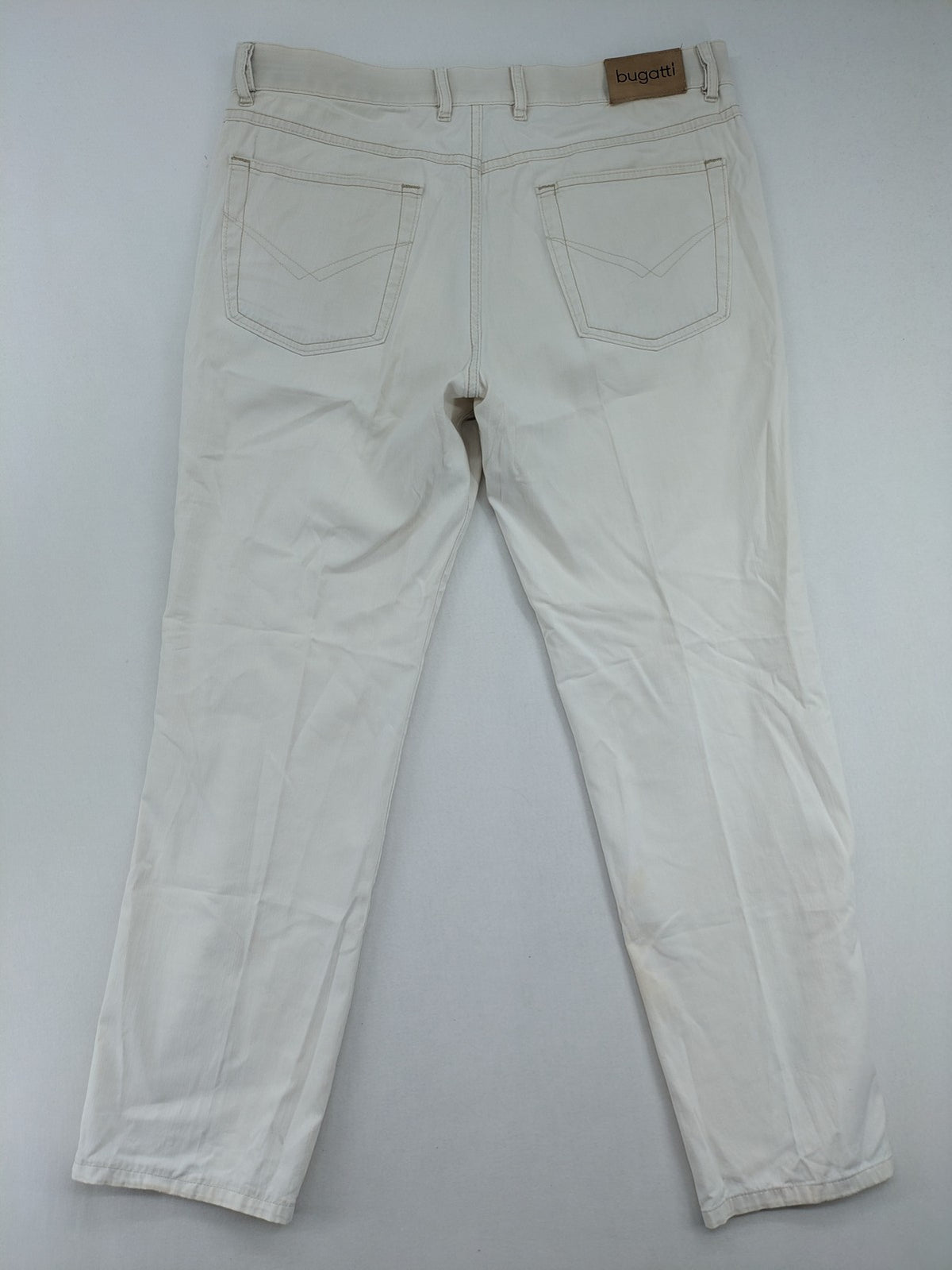 Bugatti beige straight jeans Texas model with classic 5-pocket design and logo patch.