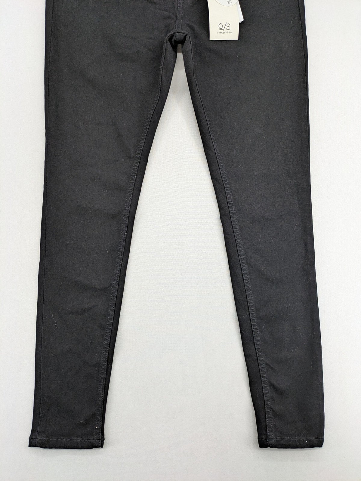 Q/S skinny fit jeans black mid-rise with stretch fabric and sleek silhouette.