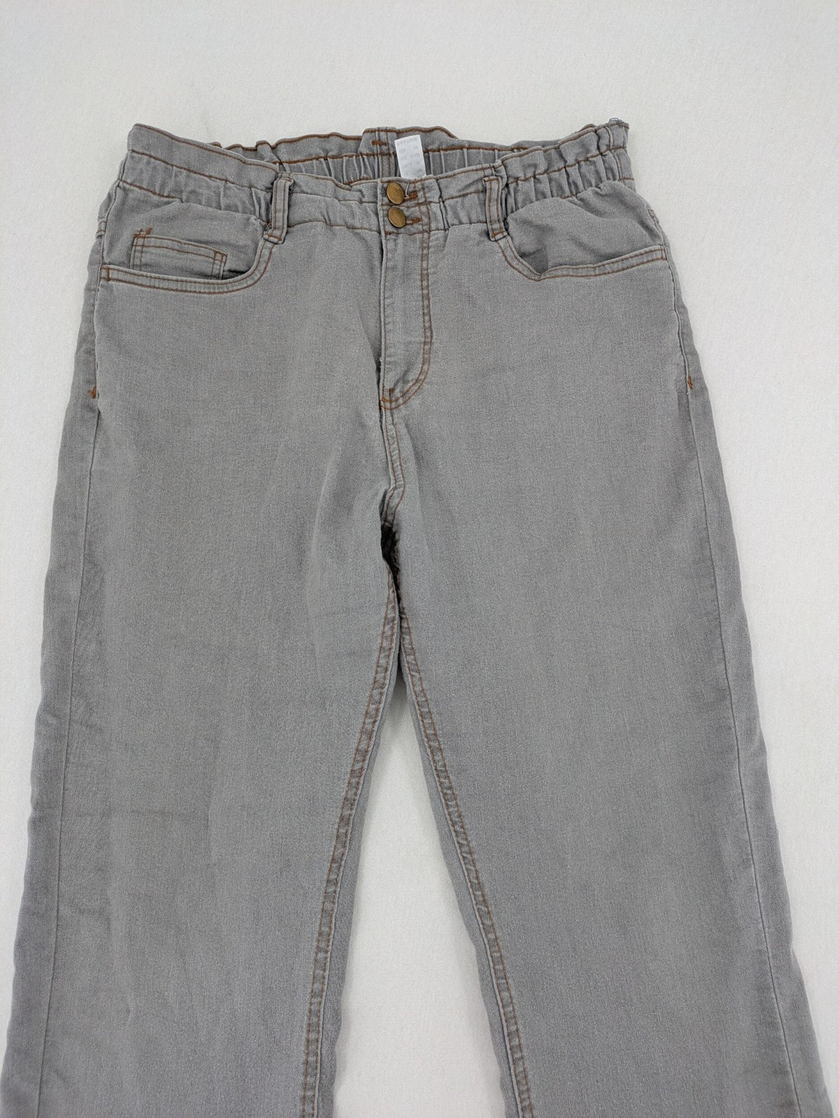 Damen grey paperbag jeans high waist with elastic waistband and contrasting stitching details.