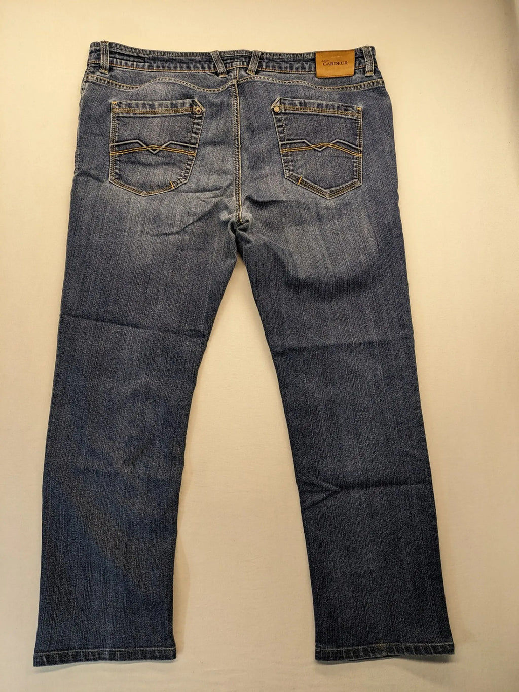 Atelier Gardeur blue straight jeans with five-pocket design and Superflex technology.