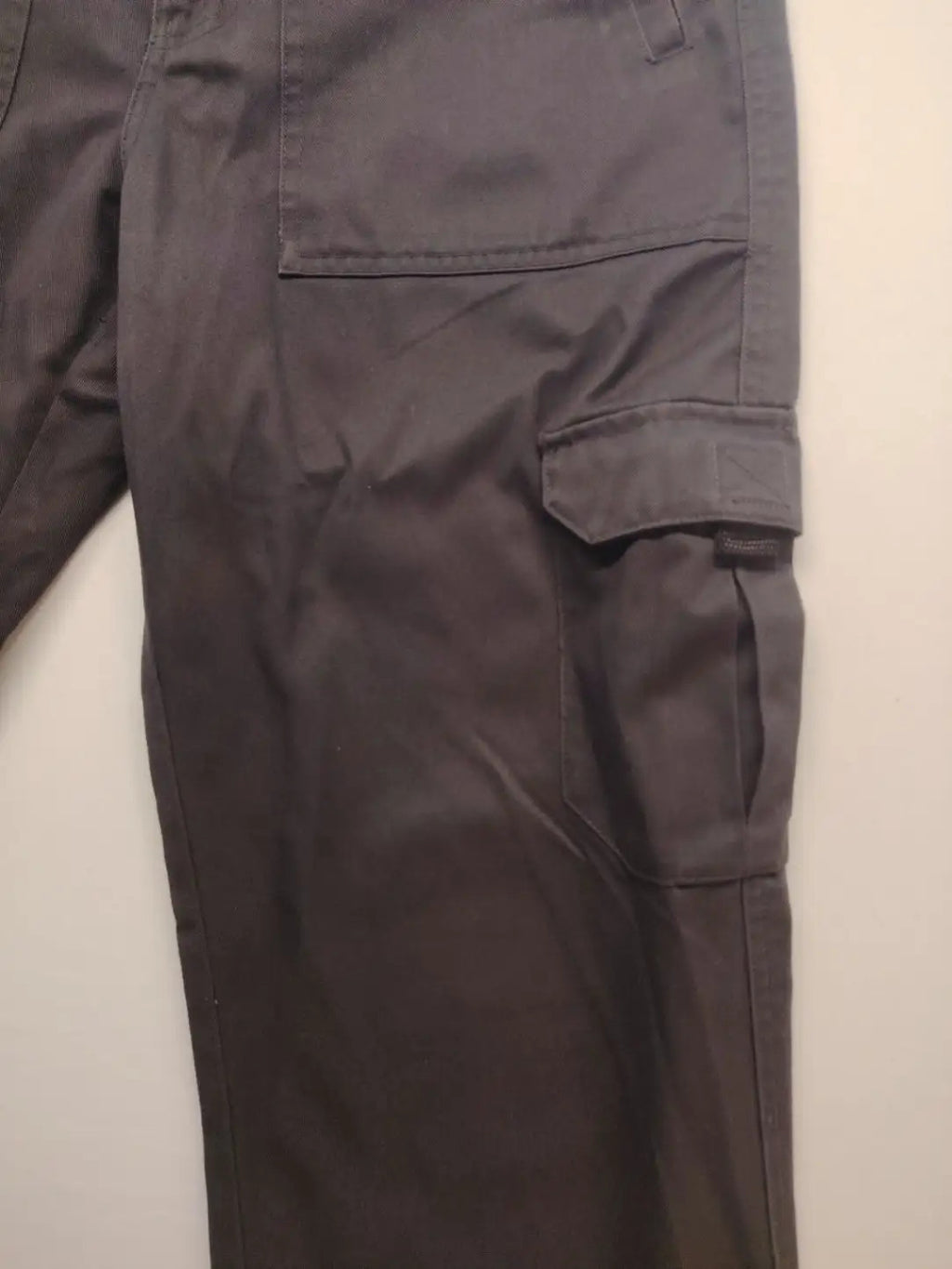 Herren grey cargo pants with multiple pockets, elastic waistband, durable polyester-cotton blend.