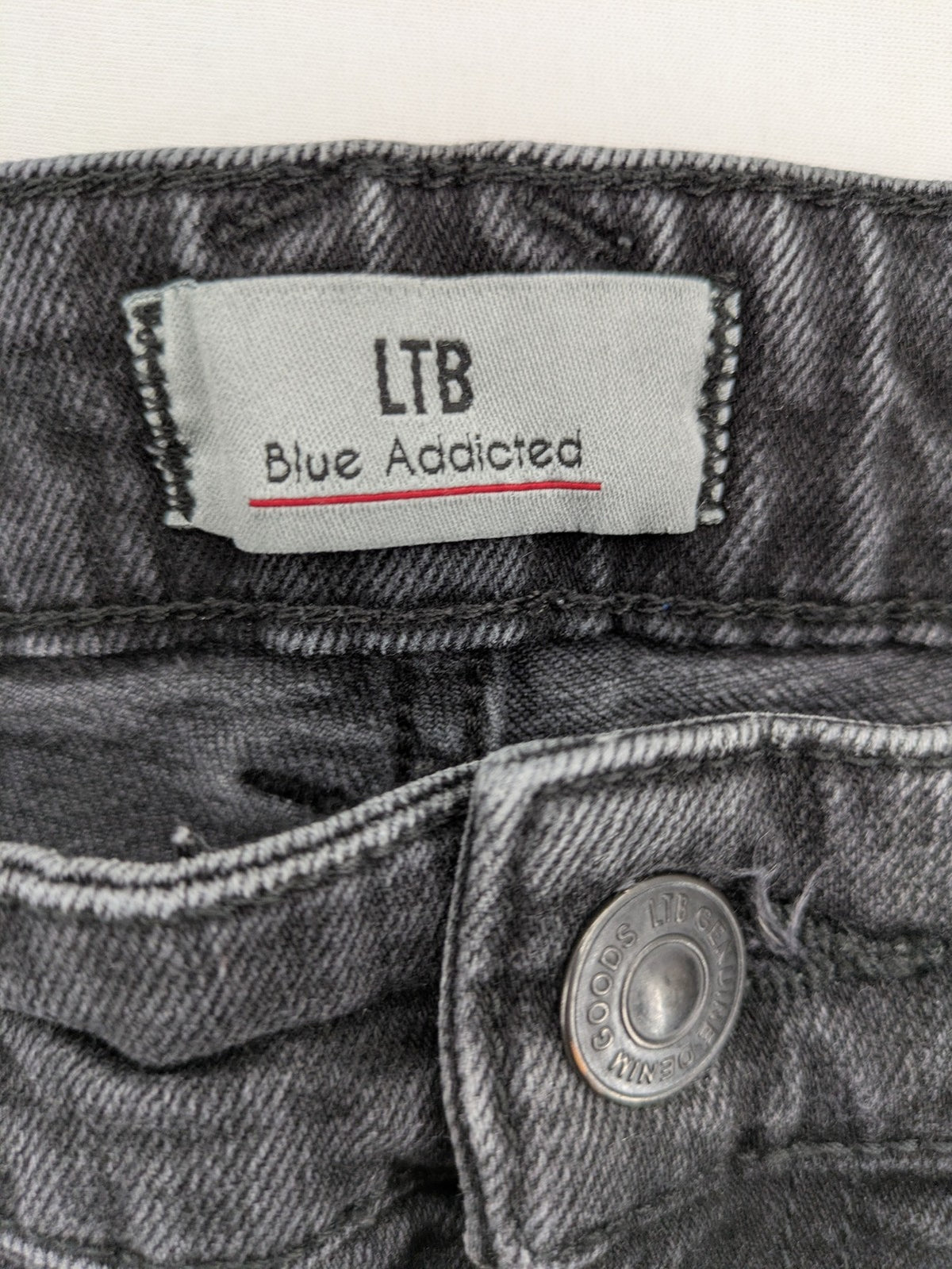 LTB blue straight jeans with classic 5-pocket design and low-rise slim fit.