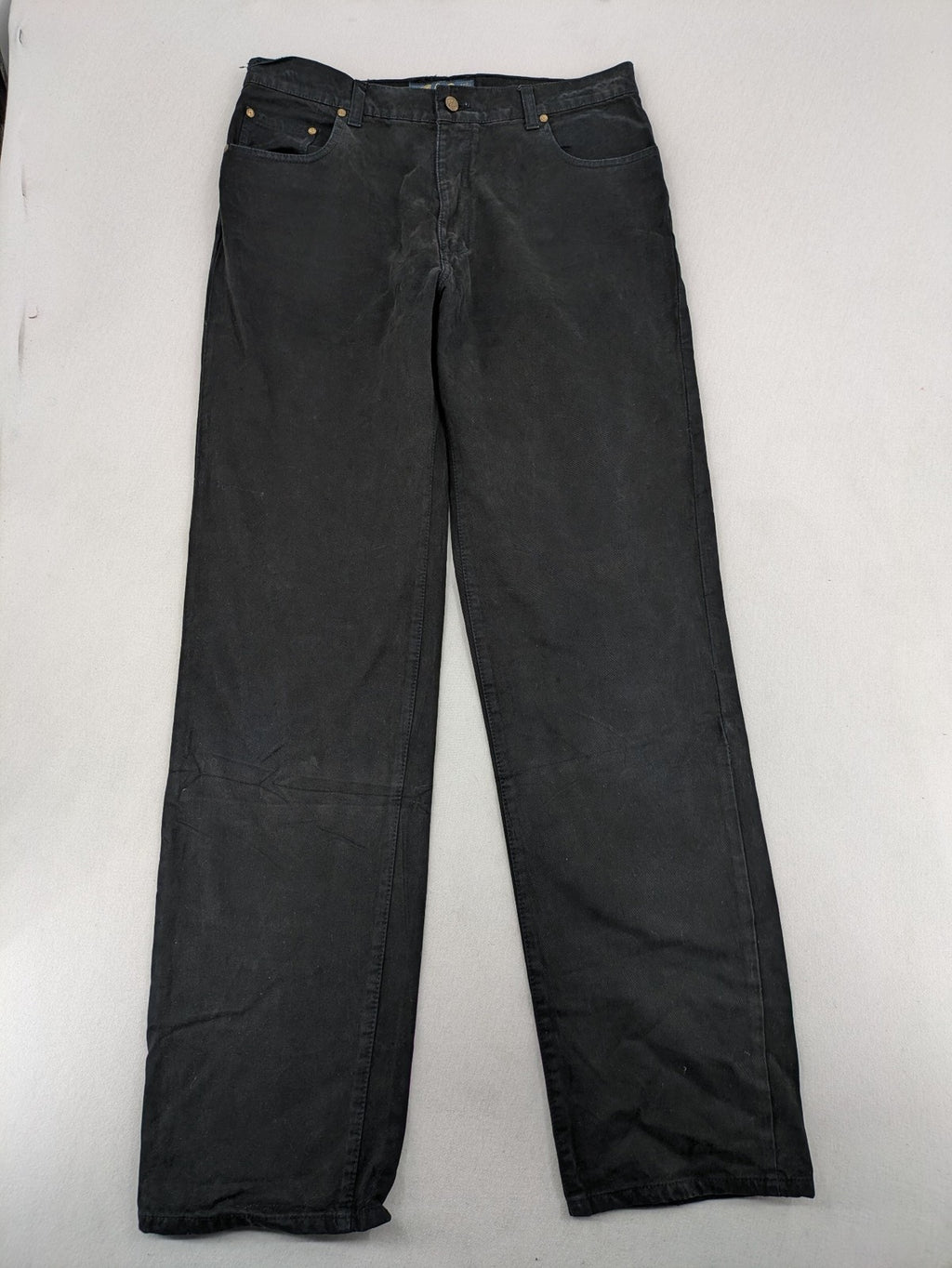 Fuel black straight jeans with 5-pocket design and branded leather patch.