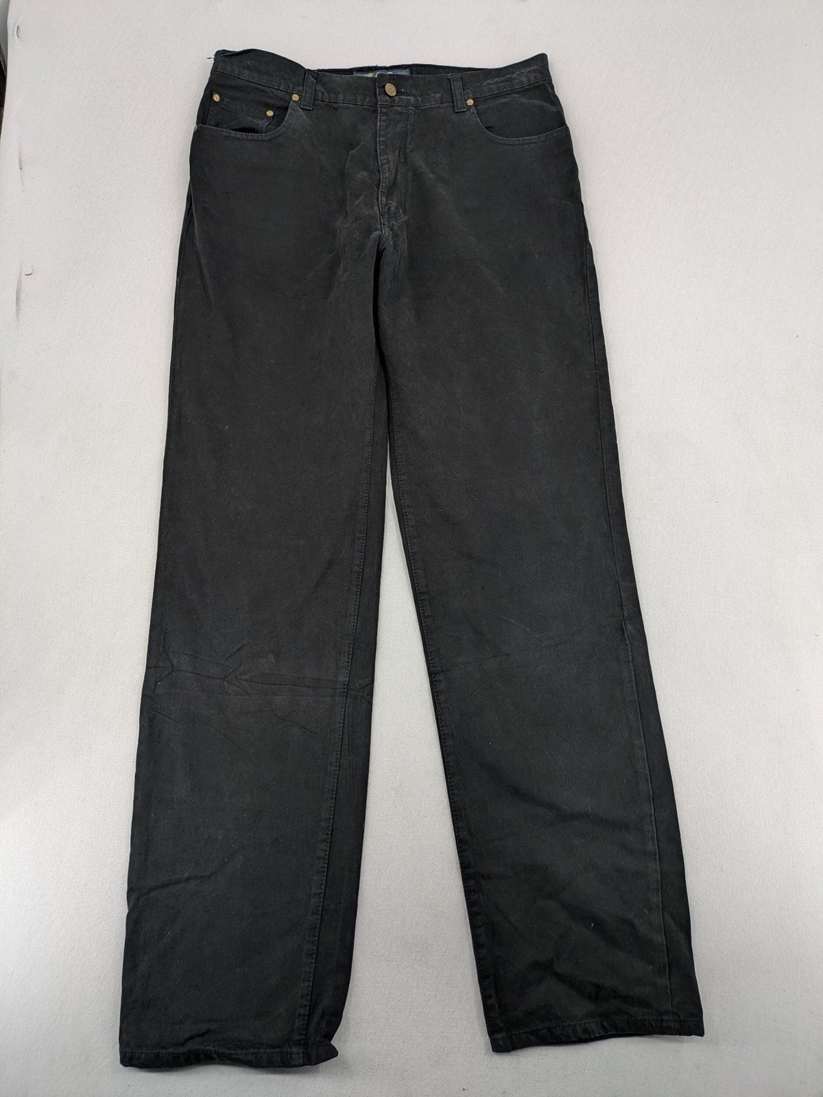 Fuel black straight jeans with 5-pocket design and branded leather patch.