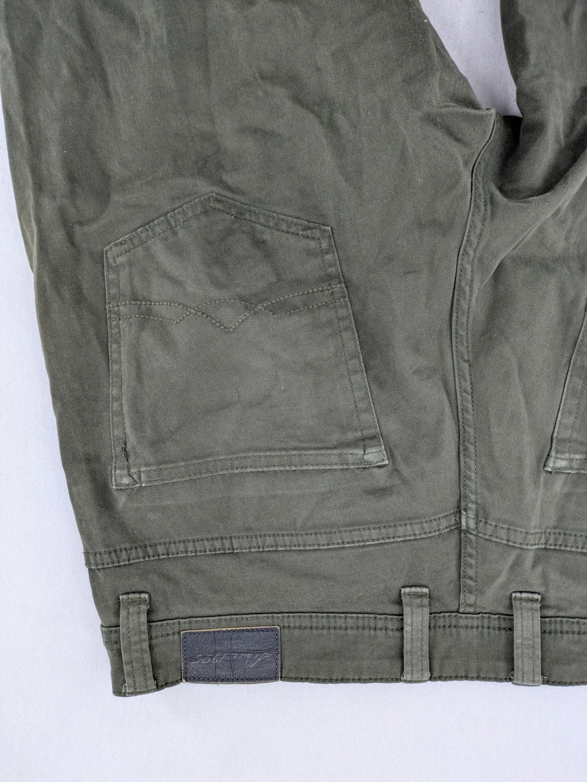 Canda khaki straight jeans 5-pocket design with stretch cotton material.