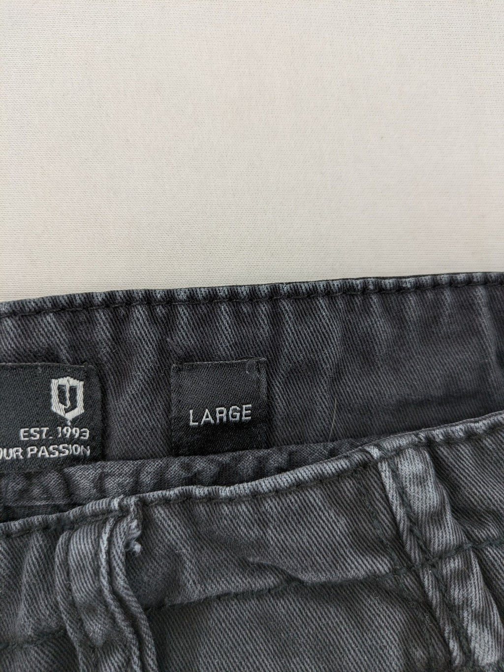 Indicode grey cargo pants with multiple pockets and durable cotton material.