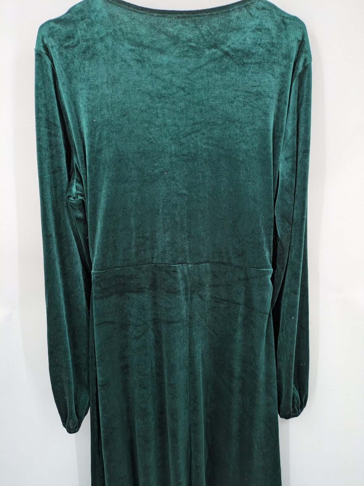 Elegant green velvet midi dress with long sleeves and round neckline, size XXL.