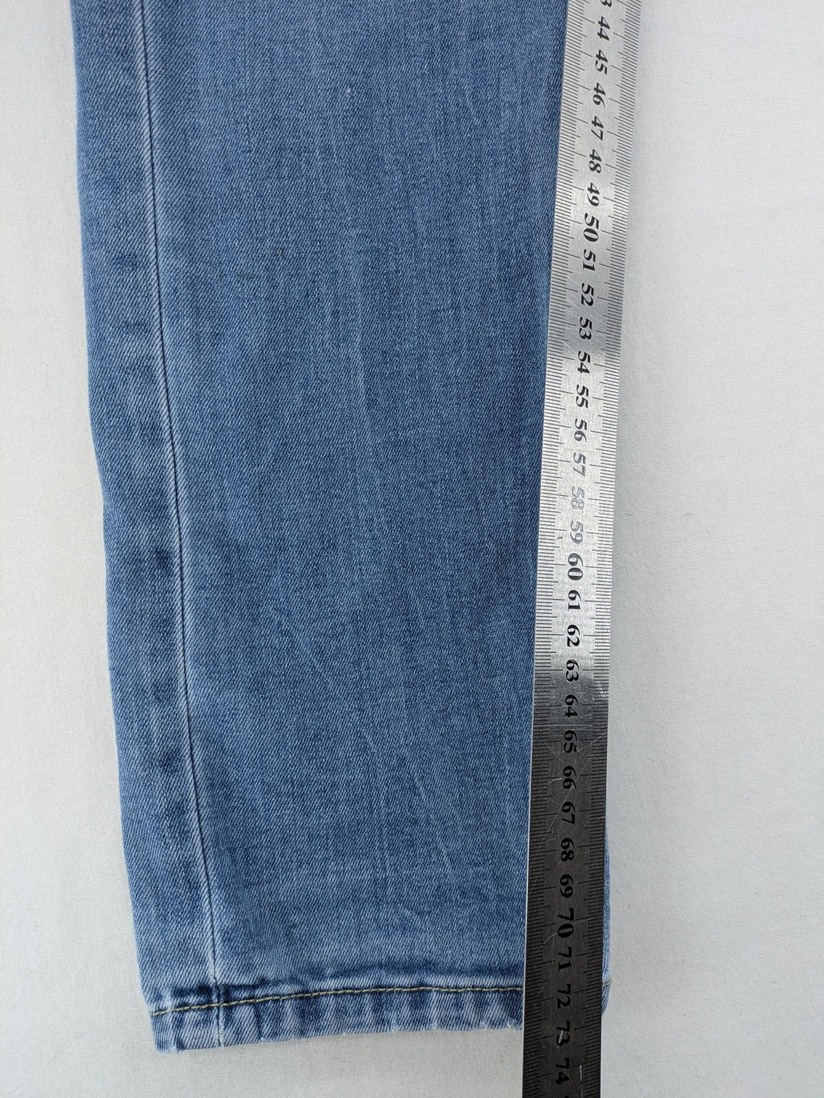 H&M blue skinny fit jeans with classic 5-pocket design and stretch cotton material.