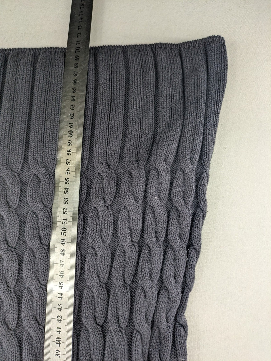 Baumwolle grey turtle neck jumper with cable knit pattern and 3-button collar.