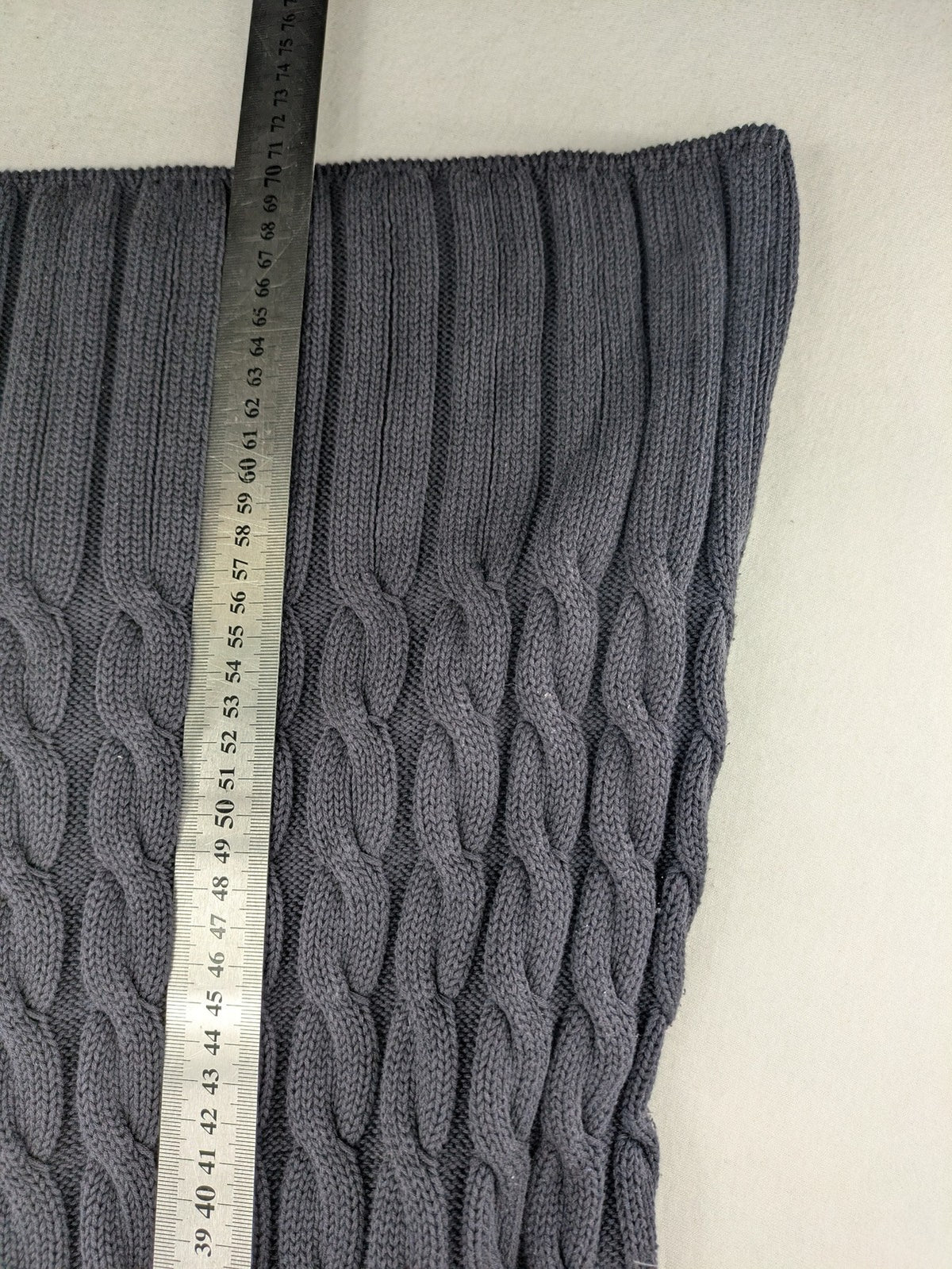 Baumwolle grey turtle neck jumper with cable knit pattern and 3-button collar.