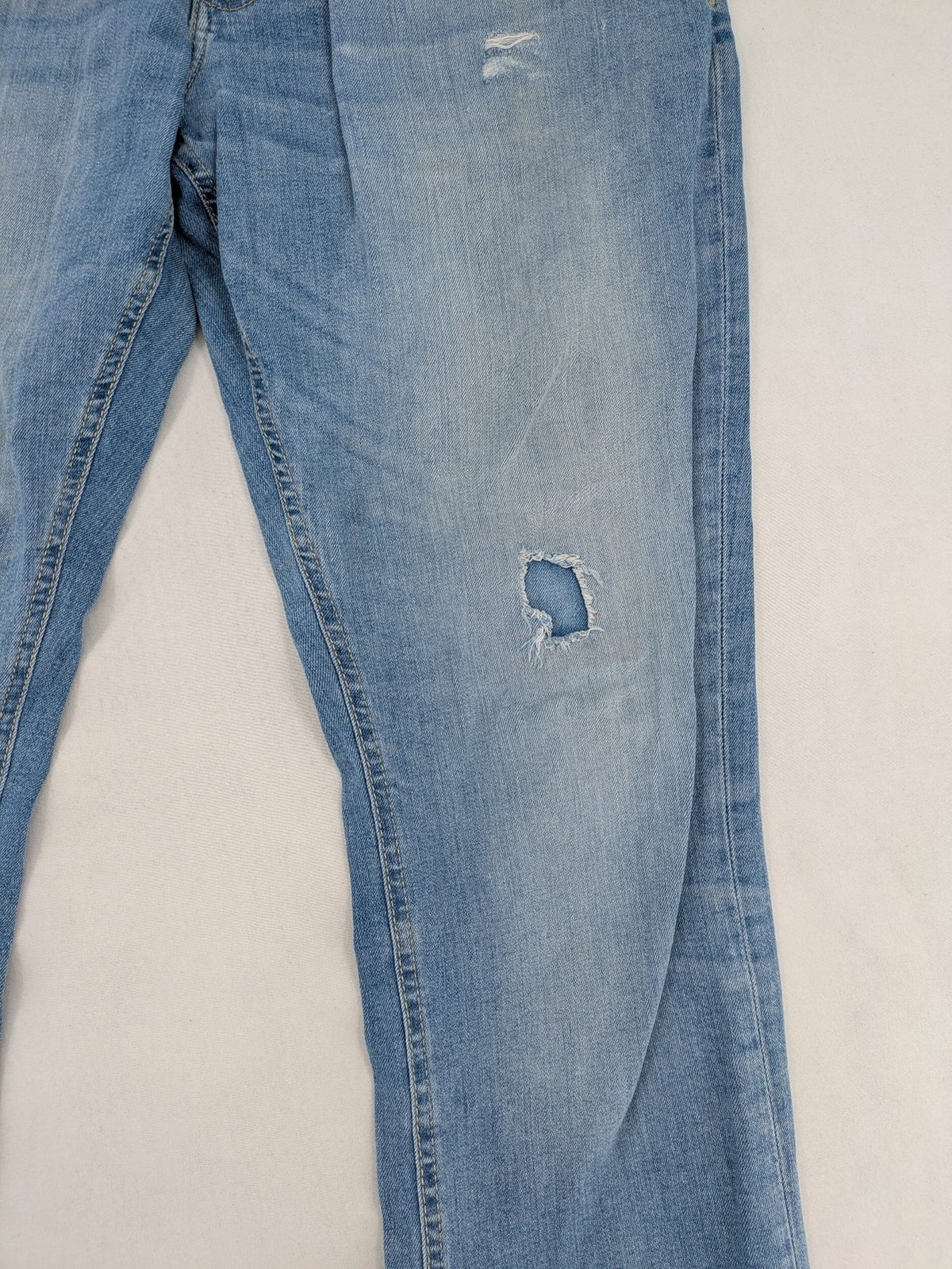 Manguun blue straight jeans with distressed wash and classic 5-pocket design.