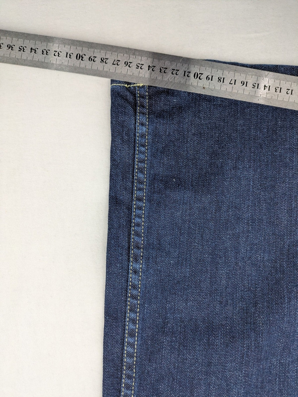 Damen blue bootcut maternity jeans with over-the-belly elastic waistband and classic wash.