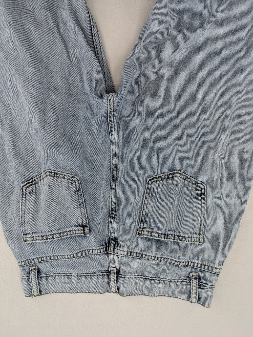 Damen straight jeans hellblau, High Waist, klassisches 5-Pocket-Design, entspannte Passform.