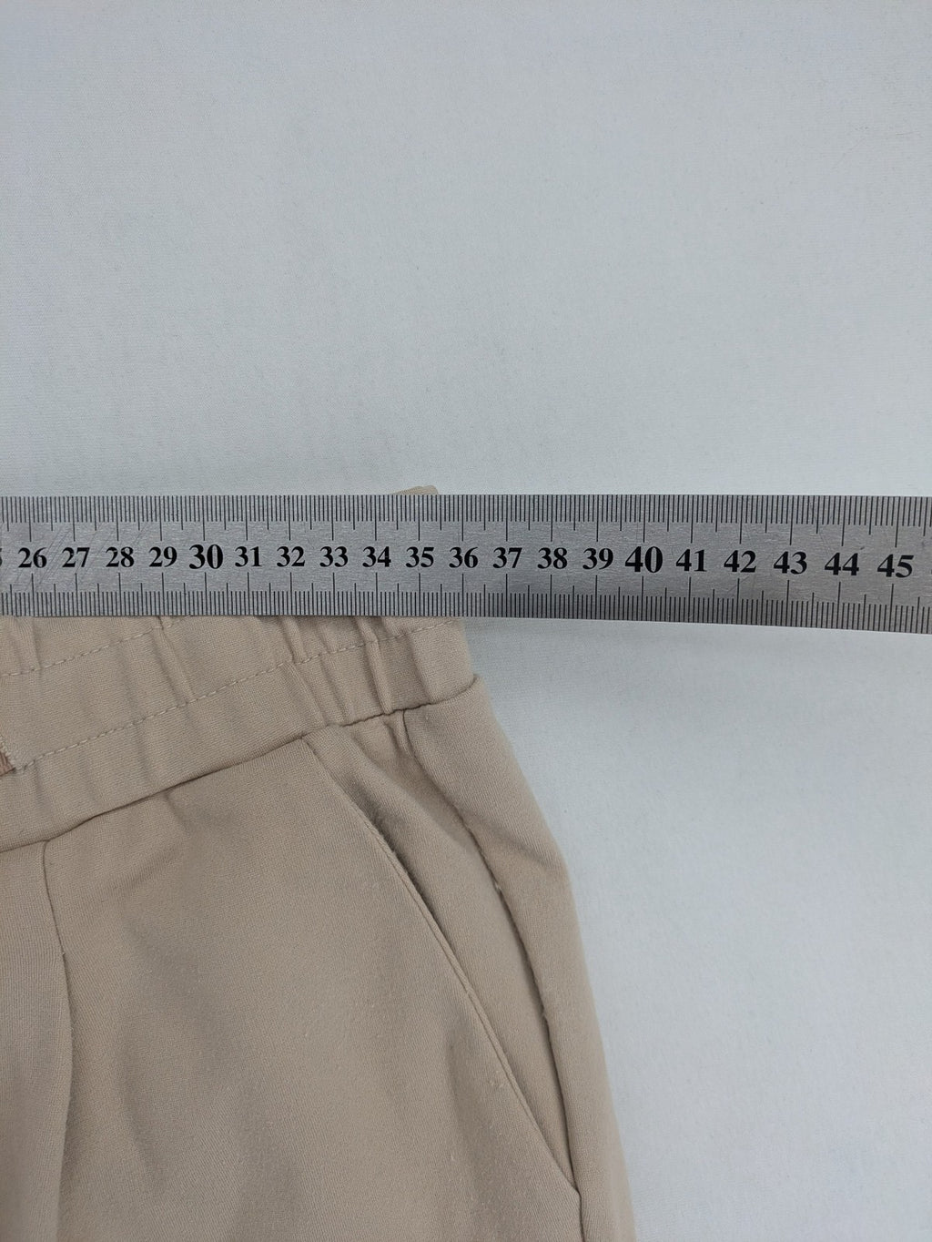 Señoritas Icon Deluxe beige jogger pants with elastic waistband and cargo pockets.