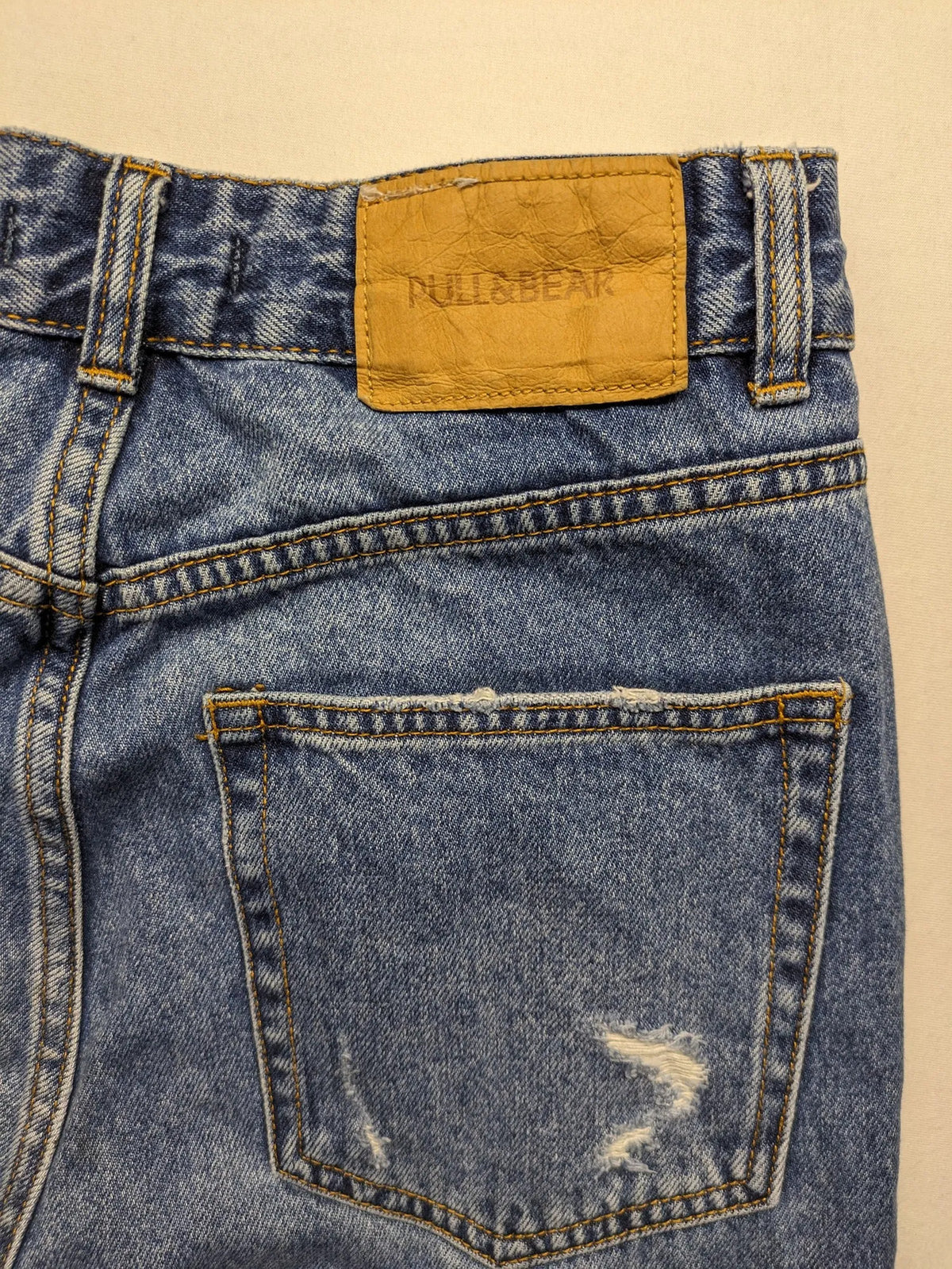 Pull&Bear blue mom jeans high-waist with distressed rips and 100% cotton fabric.