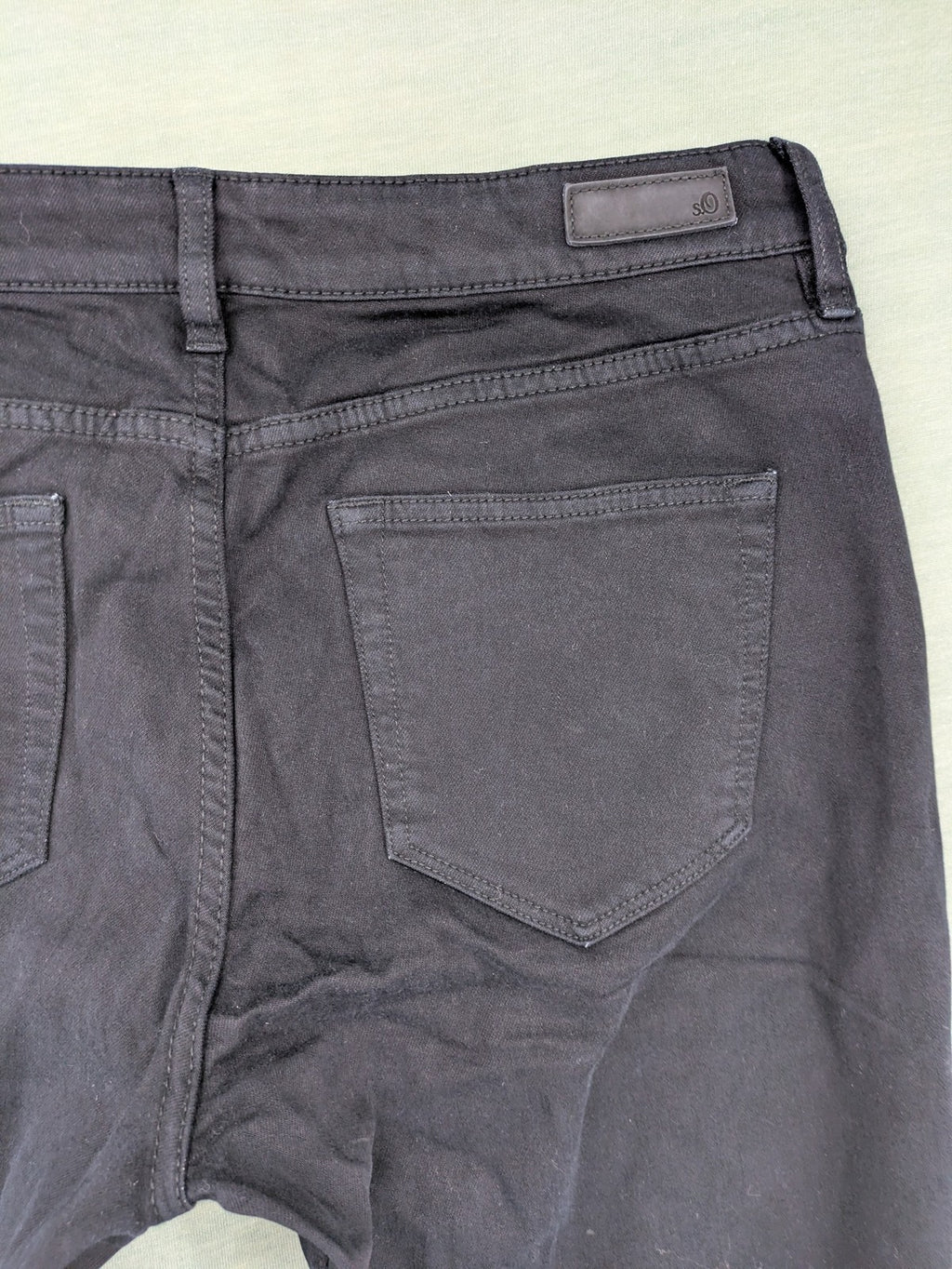 s.Oliver green straight jeans with white side stripe and classic 5-pocket style.