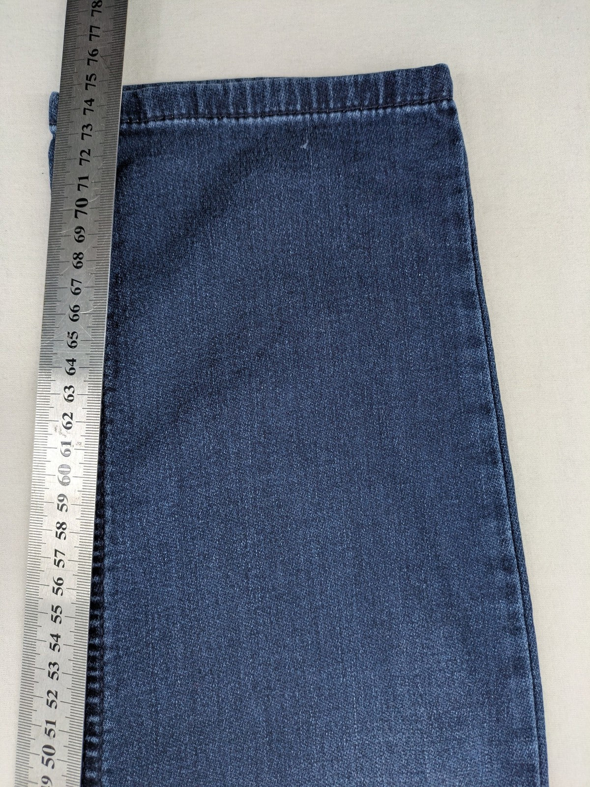 Mac Jeans blue slim fit straight jeans with light wash and stretch material.