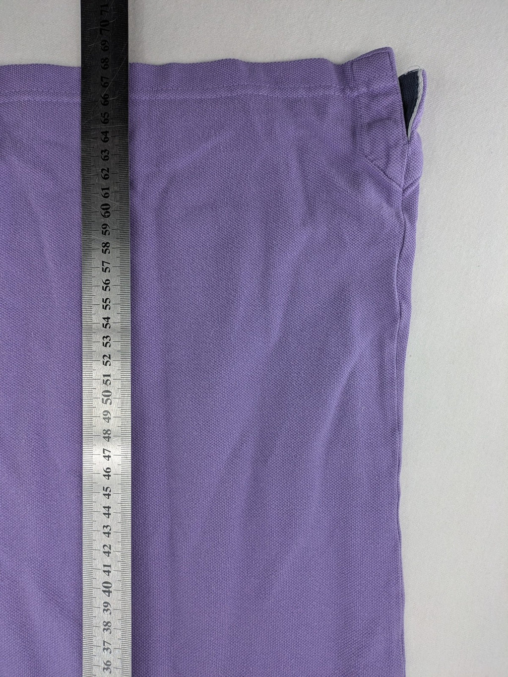 Arqueonautas purple polo shirt, short sleeves, embroidered logo, 100% cotton.