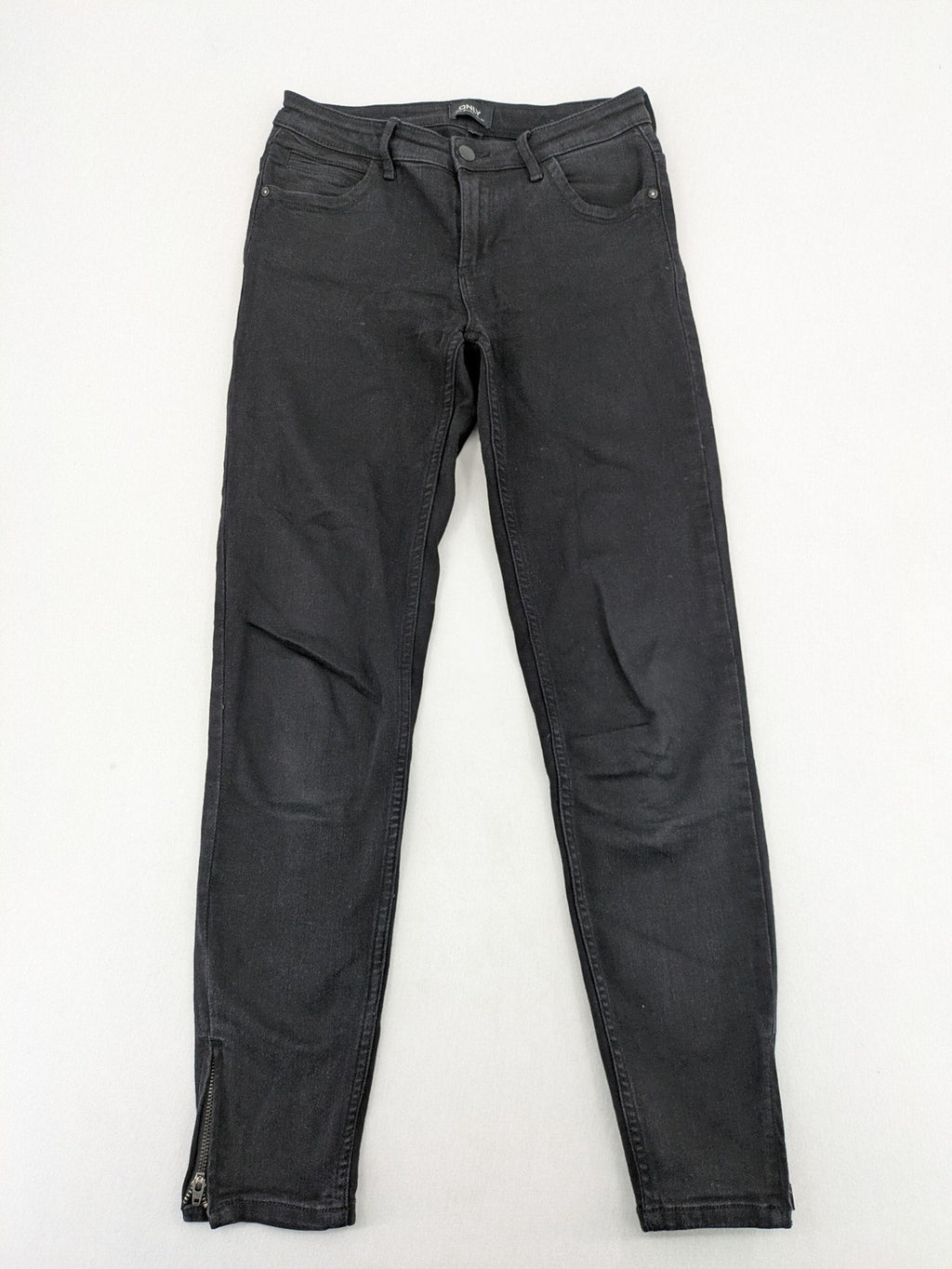 ONLY black skinny ankle jeans with zipper details and classic 5-pocket design.