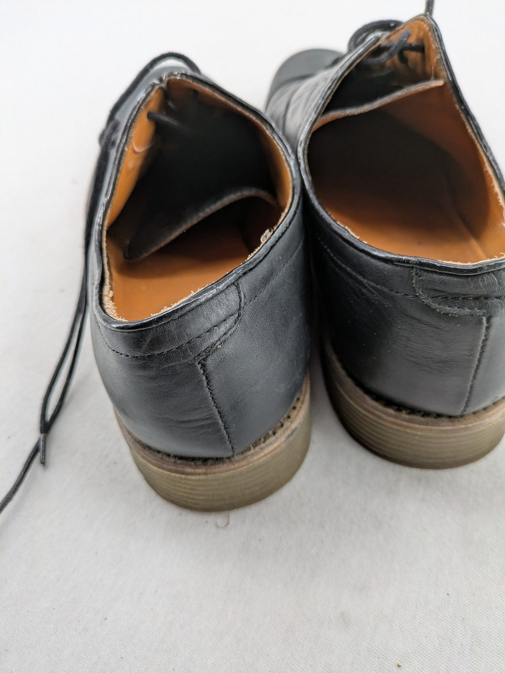Zara Man black leather Oxford shoes with classic silhouette and durable modern sole.
